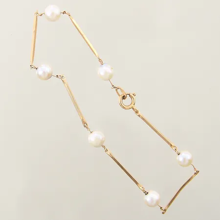 Armband med 6 odlade saltvattenpärlor längd 19cm bredd 0,9-5,7mm, något slitna pärlor 18K  Vikt: 2,7 g