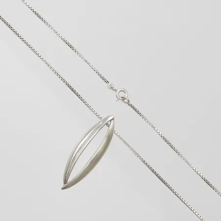 Kedja med hänge, längd ca 41,5cm, bredd 1-36mm, 925/1000 silver Vikt: 6 g