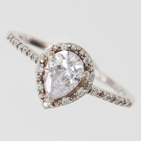Ring med vita stenar Guldfynd, stl 17, bredd ca 1-10mm, 925/1000 silver  Vikt: 1,7 g