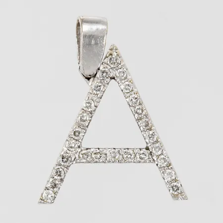 Hänge med diamanter ca 26x0,01ct Bokstaven A längd: ca 1,7cm, bredd: ca 13mm vitguld ostämplat 18K Vikt: 2,3 g