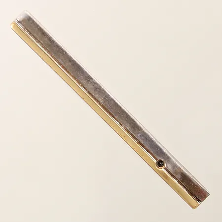 Slipsklämma GFAB längd 60mm bredd 5,6mm delvis förgylld en sten saknas silver 925/1000 Vikt: 10,2 g