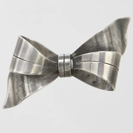 Brosch rosett, längd 38mm, bredd 24mm, år 1949, svenska stämplar, saknar broschnål, 925/1000 silver Vikt: 6,4g.