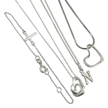 Armband och Halskedjor med Hängen, silver 925/1000, bl.a Guldfynd (GHA), längd armband 16,0-17,5 cm, längder halskedjor 39,5 / 43,0 / 42,0-45,0 cm Vikt: 13,1 g