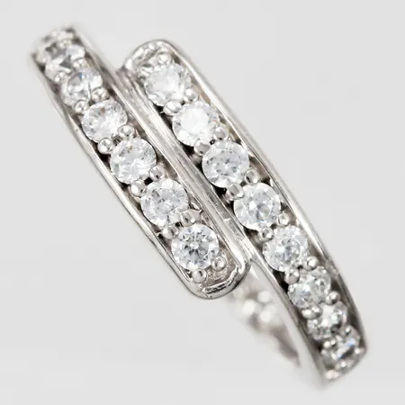Ring med vita stenar Chanti stl: ca 15¾ bredd: ca 2-6mm silver 925/1000 Vikt: 2,6 g