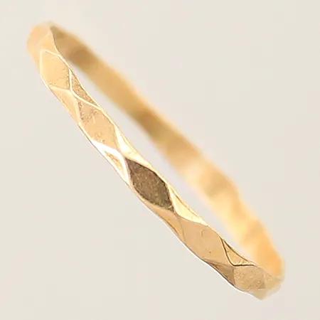 Ring med hamrad dekor stl:18½ bredd 1,9mm något skev skena 18K Vikt: 0,6 g