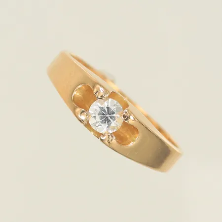 Ring med vit sten, stl 18, bredd 4-6mm, 18K 5,3g totalt