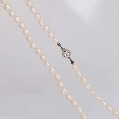 Collier med odlade saltvattenspärlor i rosa ton Ø6,4mm, längd 47cm, lås vitguld med vita stenar 18K Vikt: 2,2 g
