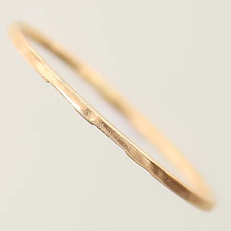 Ring stl:17¼ bredd 1mm skev 18K Vikt: 0,6 g