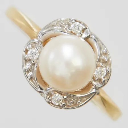Ring med odlad sötvattenpärla & vita stenar, stl:17¼, bredd 2-10mm, höjd 9mm, 14K Vikt: 3,1g Vikt: 3,1 g