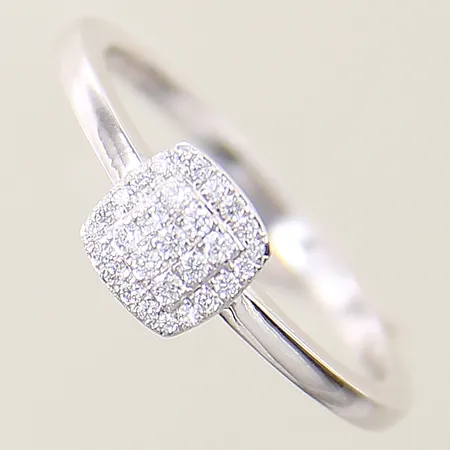 Ring med diamanter 12 x ca 0,0025ct 8 x ca 0,005ct 9 x ca 0,01ct GHA stl:18½ bredd 1,7-6,9mm vitguld 18K Vikt: 3,6 g