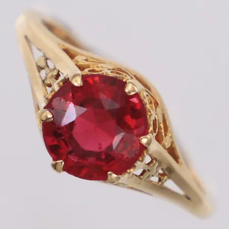 Ring med röd sten, stl 17¾, bredd 1,2-9mm, slitage på sten, 14K  Vikt: 2,7 g
