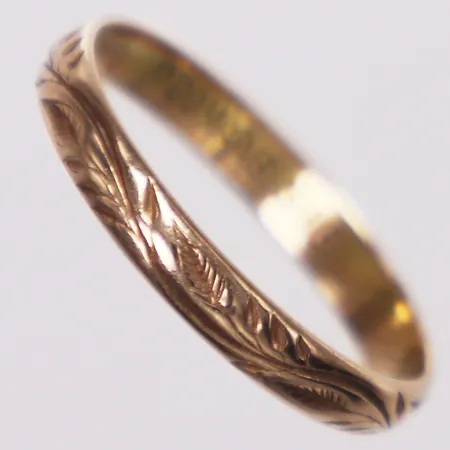 Ring med mönsterdekor, stl 19¾, bredd 3,2mm, gravyr, 14K Vikt: 2,4 g