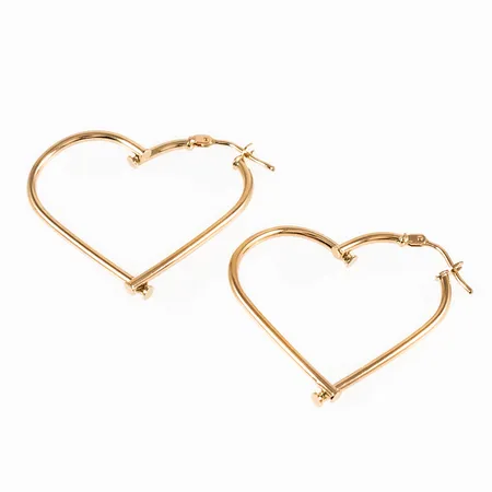 Örhängen konturhjärtan i 18K guld. De är ca 30 x 1,5 mm och väger 1,6g. Snäpplås med klyka.