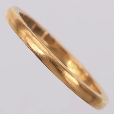 Ring, stl 18¼, bredd 2mm, gravyr, 20K  Vikt: 3,4 g