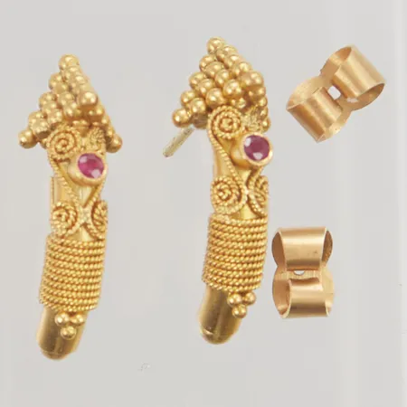 Ett par örhängen, rubiner 2x ca 0,03ct, 21mm, 22K 6,9g.