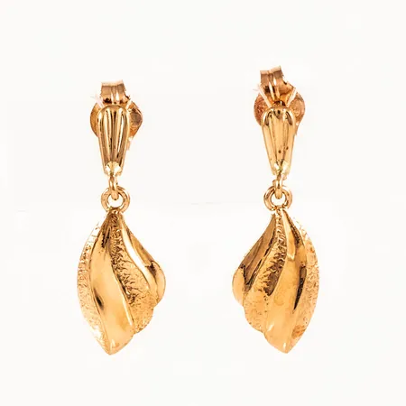 Hängande örhängen i 18K guld. De är 2,8 - 7 mm breda, 20,5 mm långa och väger 0,9g.  