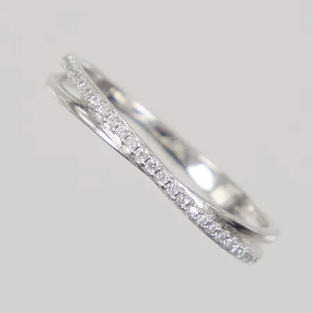 Ring med vita stenar, stl 19¼, bredd 3,3mm, GHA Silver 925/1000 Vikt: 1,3 g