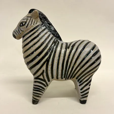 Figurin, Zebra ur serien Stora Zoo (1958-70), Lisa Larson, Gustavsberg, höjd ca 23 cm, bredd ca 23cm, bemålat samt glaserat stengods, sliten etikett, lagat ben höger fram. Skickas med postpaket.