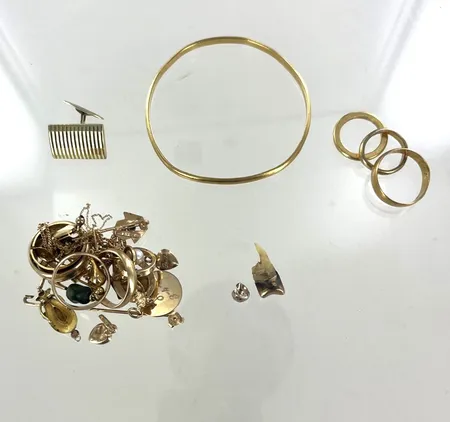 Div guld 14K 4,7 gr/18K 42,9 gr/23K 35,2 gr, orensade tänder 3,34 gr Vikt: 86 g