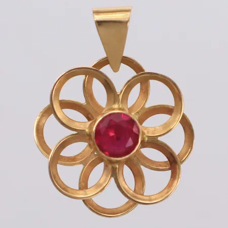 Hänge med röd sten, längd 22,5mm, bredd 16,9mm, 18K Vikt: 1,2 g