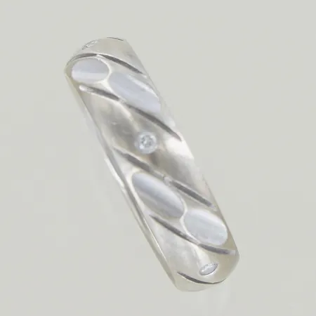 Ring vitguld med diamanter 3 x 0,02ct , Ø 19¾ mm, bredd 6 mm, graverad, 18K, 9,2 gr Vikt: 9,2 g