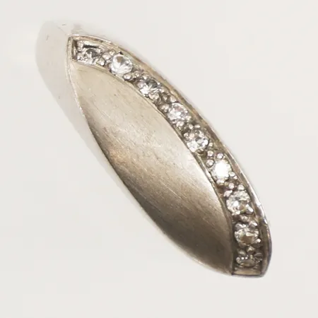 Ring med vita stenar, stl 16¾, bredd 2,4-7,2mm, silver 925/1000 Vikt: 3,9 g