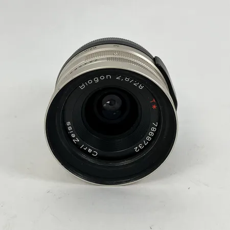 Objektiv Carl Zeiss Biogon 2,8/28, serienummer: 7868732, motljusskydd Contax metal hood GG-1, läderfodral GCL-1