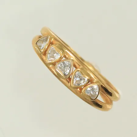 Ring med 5 hjärtformade stenar, stl 17¾, bredd 2-5mm, 18K Vikt: 1,1 g