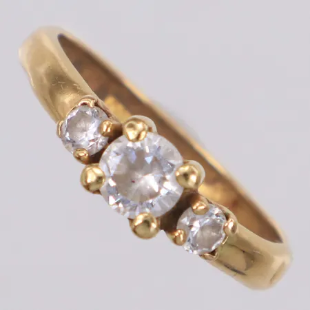 Ring med vita stenar, stl 17½, bredd 5mm, skev, 18K Vikt: 1,2 g