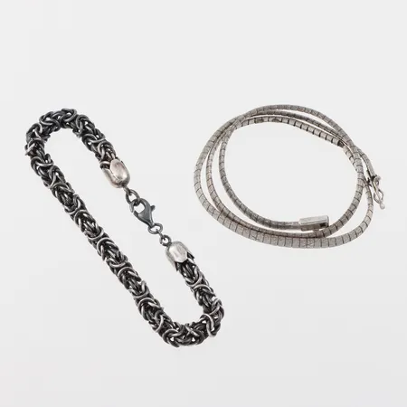 Armband Silver, längd ca 18.5 cm + trasigt silver. Vikt: 40,5 g