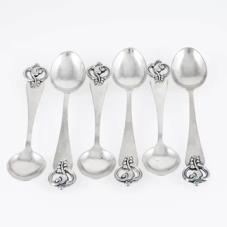 6 Skedar i silver, längd 107 mm. Vikt: 77,7g. Stämplad GAB, silver, kattfot. Bruksskick. 