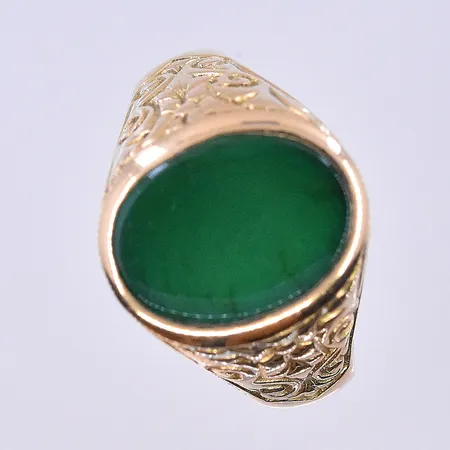 Klackring med grön sten, stl 21½, bredd 5-18 mm, 18K. Vikt: 10,7 g