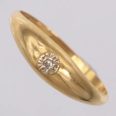 Ring med diamant 1xca0,01ct åttkantslipad, stl 16¾, bredd 1,7mm, 18K Vikt: 1,1 g