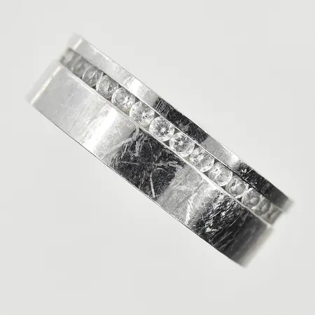 Ring med vita stenar, stl 18½, bredd 7 mm, repig, Edblad, rostfritt stål.