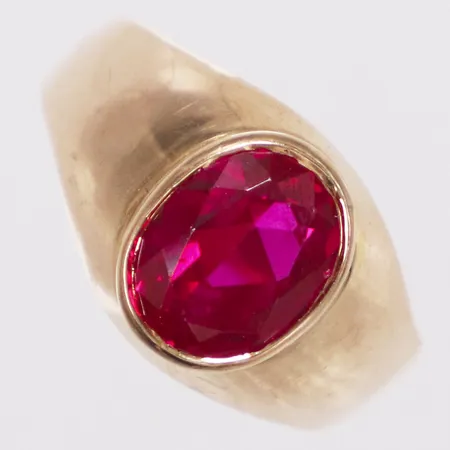 Ring med röd sten, stl 19¾, bredd 2,8-12mm, skev skena, 14K Vikt: 3,7 g