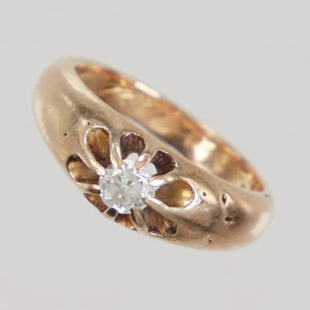 Ring med diamant 1x ca 0,23ct, nagg på rondisten, stl 16½, skadad skena/gravyr, 18K Vikt: 6 g