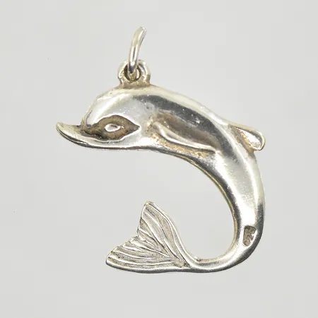 Hänge delfin, längd 30 mm, bredd 26 mm, 835/1000 silver. Vikt: 7,2 g