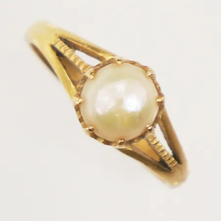 Ring med pärla, stl 16½, bredd 8mm, 18K  Vikt: 3,4 g