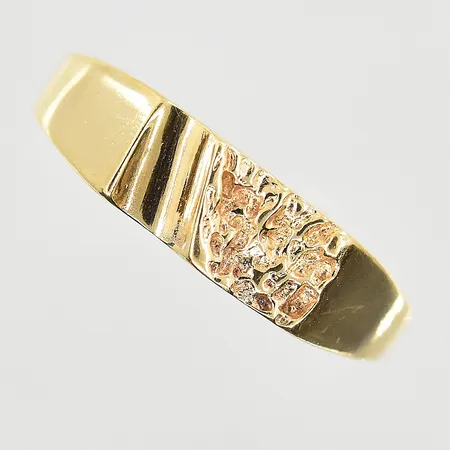 Ring, stl 15¾, bredd 2-4 mm, skev skena, 18K. Vikt: 2 g