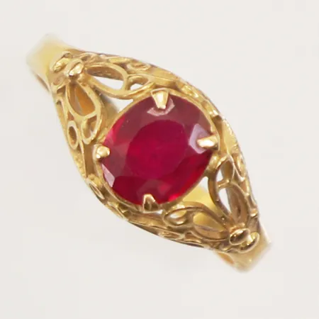 Ring med rubin möjligen syntetisk, stl 16, bredd 8,3mm, 21K  Vikt: 2,5 g