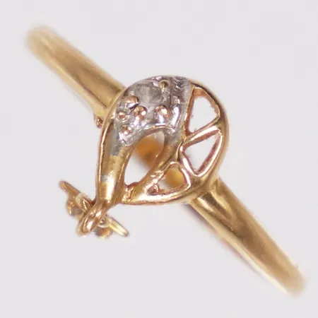 Ring med vita stenar, stl 17½, bredd 1,6-9,7mm, rörliga detaljer, vitguldsdetaljer, skev, 21K Vikt: 1,4 g