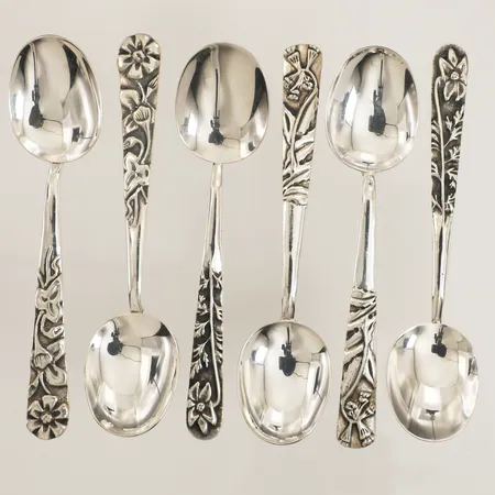 Sex kaffeskedar med blomsterdekor och latinska blomsternamn samt årtal, längd 10,5cm, 830/1000 silver  Vikt: 69,4 g