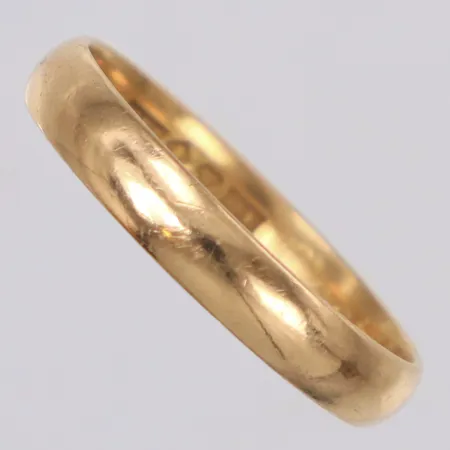 Ring slät, stl 20¼, bredd 4mm, gravyr, 18K Vikt: 4 g