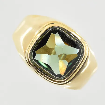 Klackring med grön sten, stl 20½, bredd 4-14 mm, gravyr, 18K. Vikt: 5,5 g