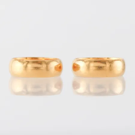 Ringar 2 st 23k med gravyrer,storlek 18-19 mm,bredd 6.9-7 mm. Vikt: 20,2 g