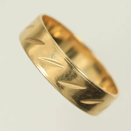 Ring med mönster stl 16¾, bredd 5mm, ostämplad, 14K, 1,8g Vikt: 1,8 g