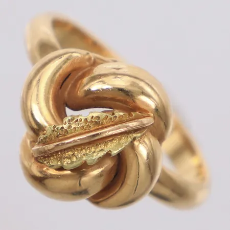 Ring, stl 18½, bredd 2,9-13,6mm, skenans höjd 9,9mm, 18K Vikt: 5,8 g