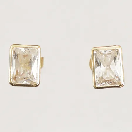 Ett par örhängen med vita stenar, längd 7,5mm, bredd 5,5mm, 9K  Vikt: 1,1 g