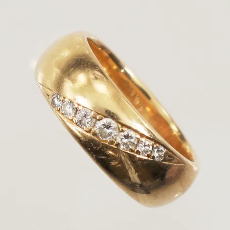 Ring med diamanter 7x ca 0,02-0,05ct, stl 16¼, bredd 6,7m, gravyr, 18K Vikt: 9,6 g