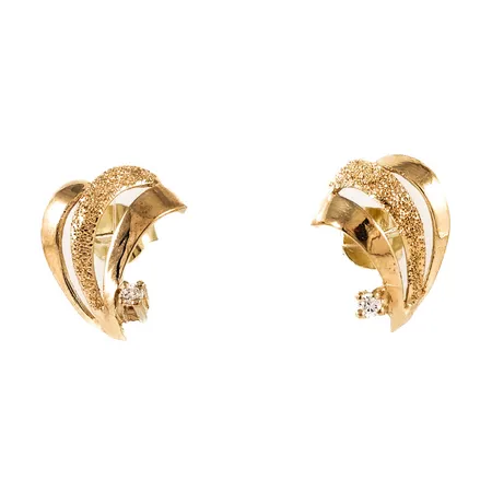 Örhängen i 14K guld delvis matterade med vita stenar. De är 14,4 x 10,5 mm och väger 2,3g. 